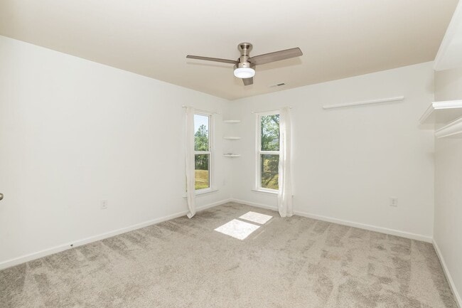 Building Photo - Gorgeous End Unit Townhome!