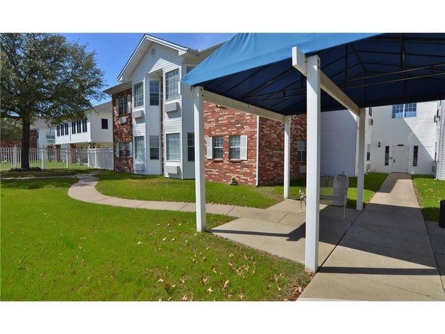 Building Photo - 355 W Westchester Pkwy