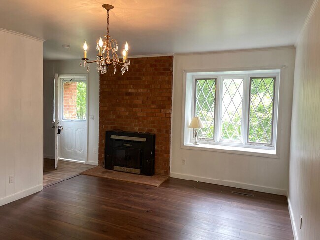 Building Photo - 3 bed 2 bath home