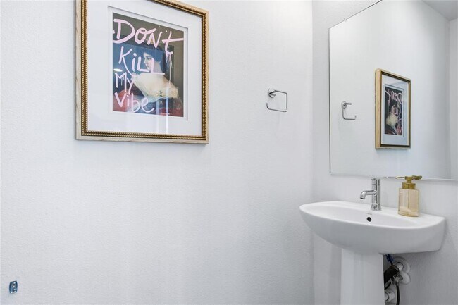 Building Photo - 814 N Bluff Dr