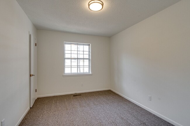 Building Photo - Ranch Style 3 bedroom 1.5 Bath for rent!