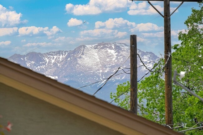 Building Photo - Charming Westside 4 Bedroom Home