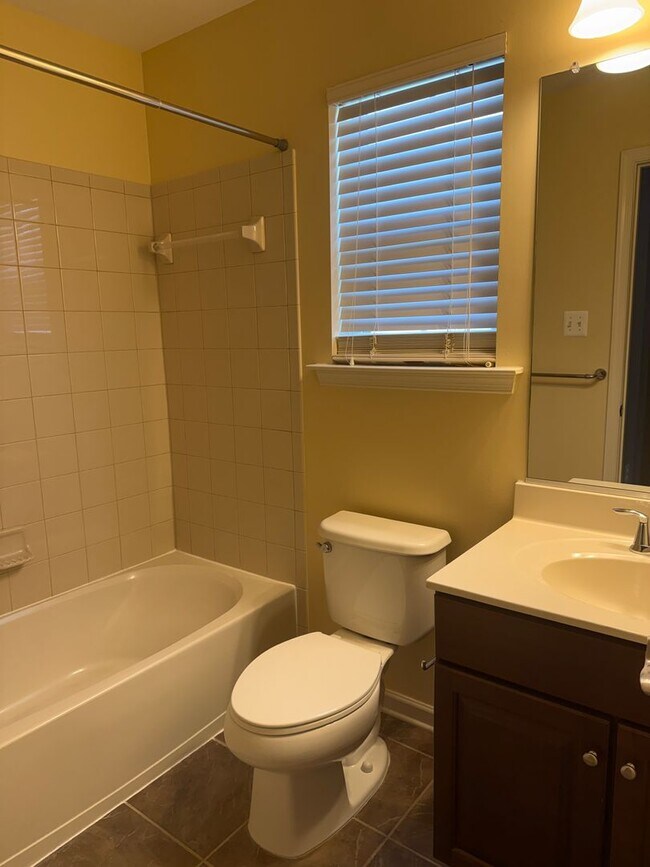 Building Photo - Well Maintain Townhome in Market Square!