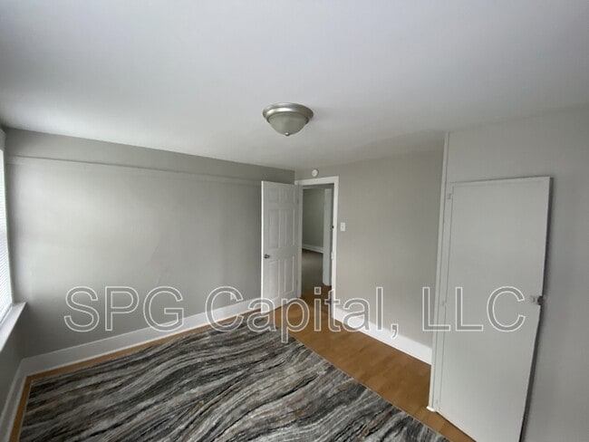 Building Photo - 325 Valley St