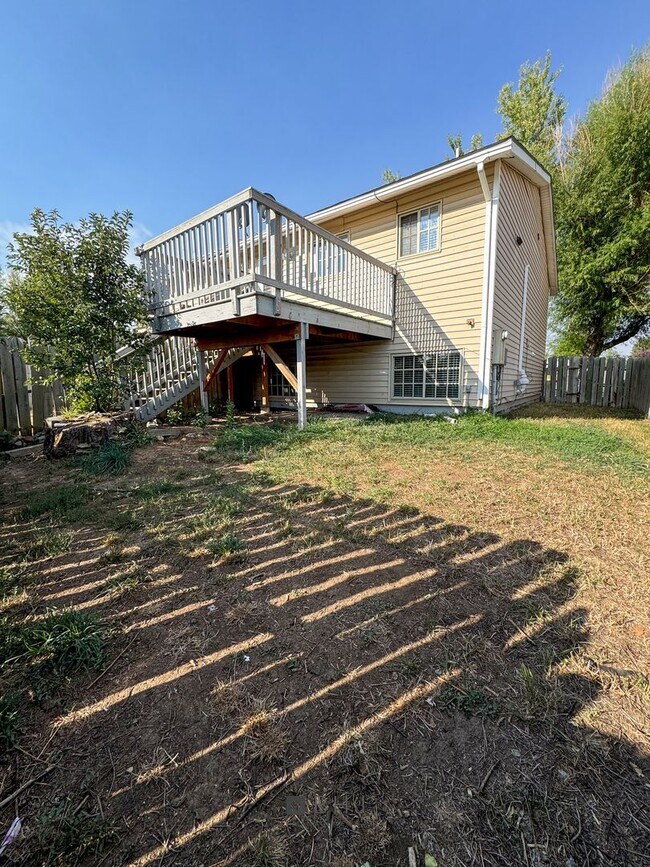 Building Photo - 3 Bedroom/ 1.5 Bath Townhouse for rent!