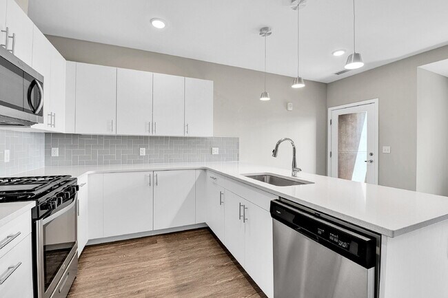 Building Photo - $1,695 - 1 Bed, 1 Bath Condo with In Unit Laundry in Secured Building!