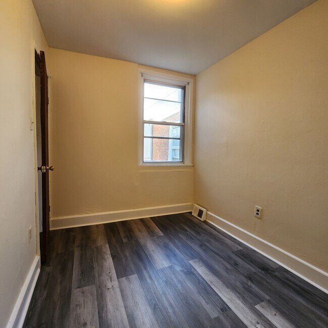 Building Photo - 2450 N Fairhill St