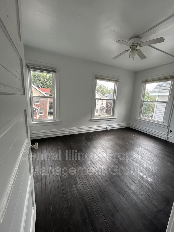 Building Photo - 403 E Monroe St