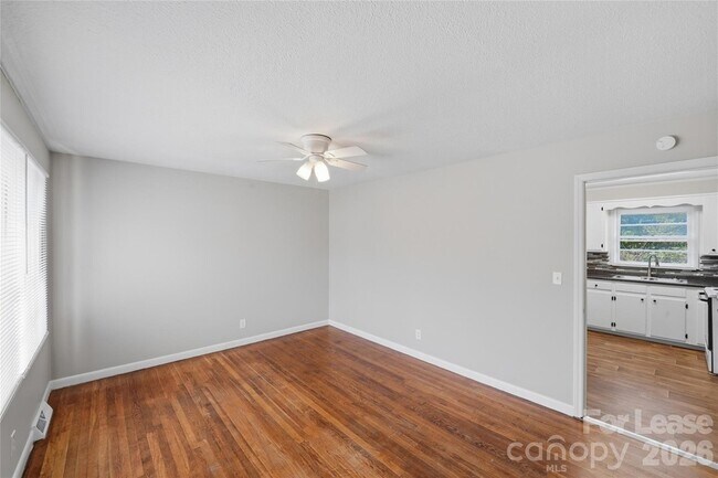 Building Photo - 1019 Carmel Dr