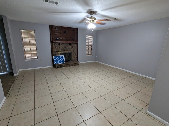 Building Photo - 3419 Thresher Dr