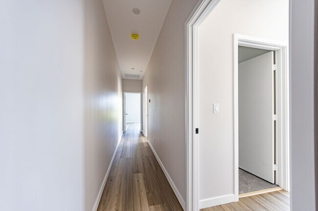 Building Photo - Designer-inspired, tri-level townhome offe...