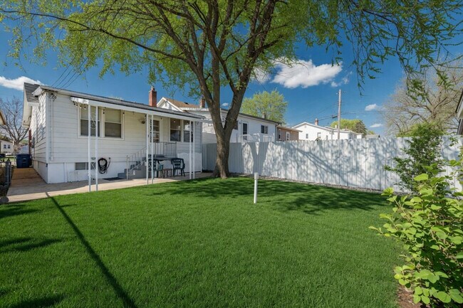 Building Photo - 1304 Dammert Ave