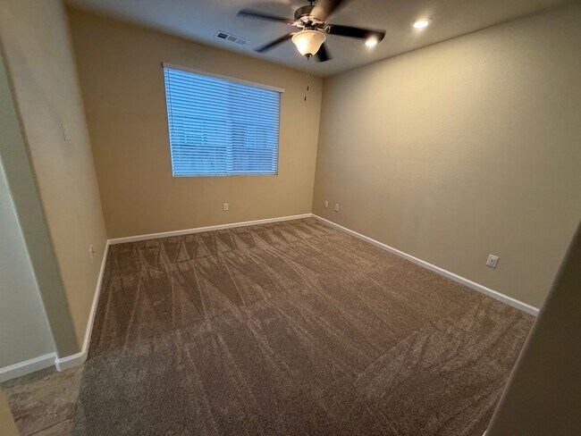 Building Photo - Elegant Low-Maintenance Living Near Golden Eagle & Kiley Lake!