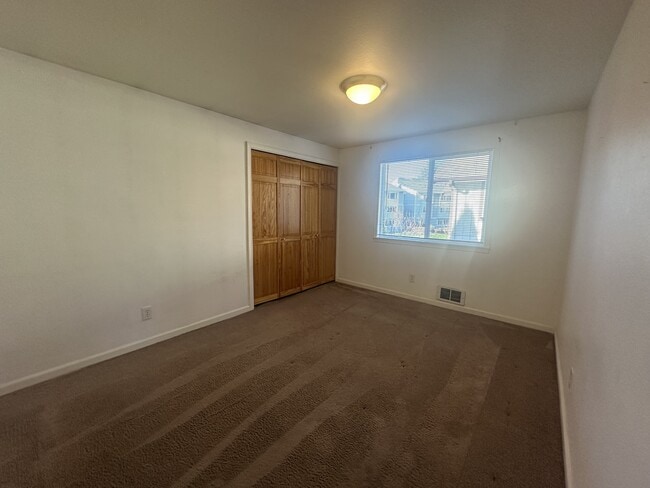 Building Photo - 415 Healy Ave S