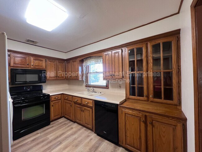 Building Photo - 204 Wolf Ln