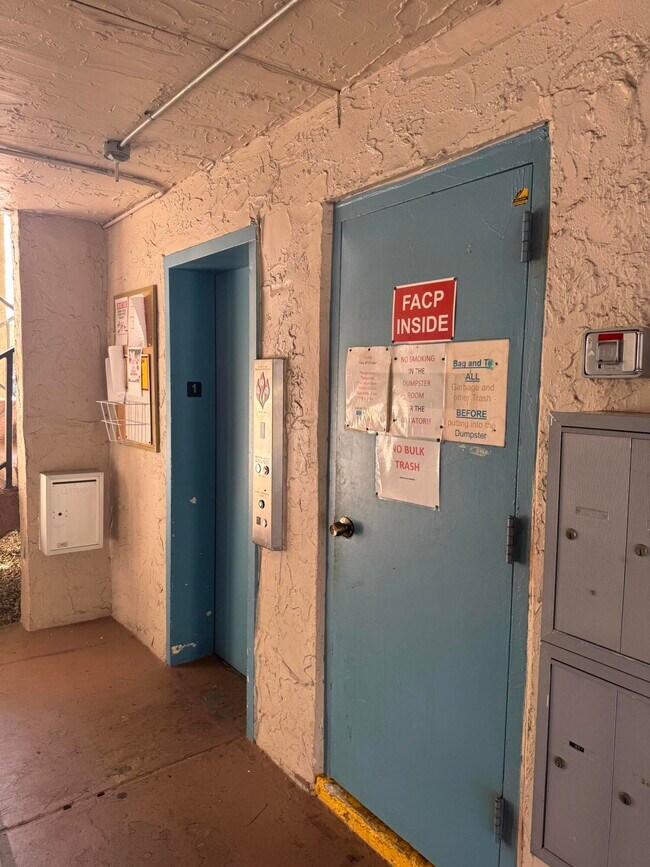 Building Photo - 725 Lori Dr