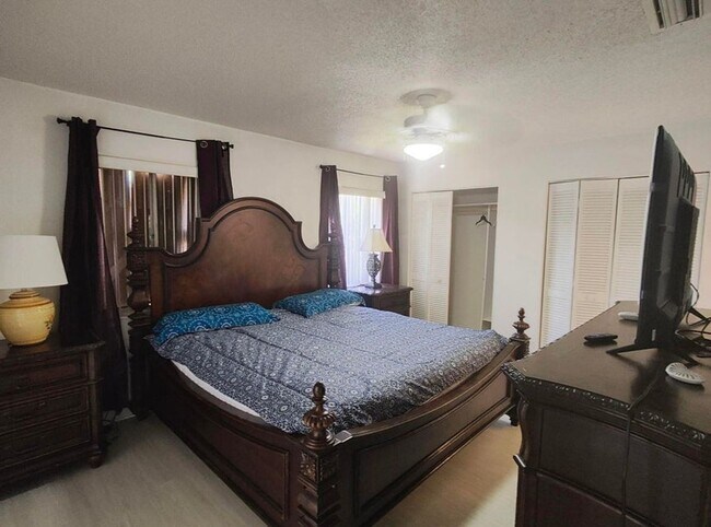 Building Photo - 616 White Water Dr