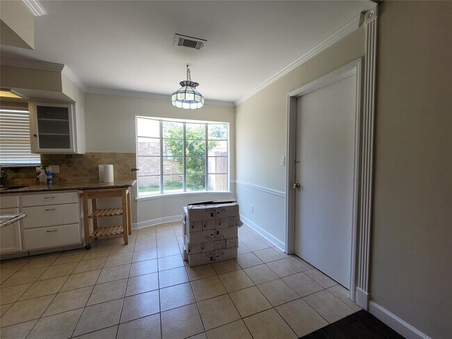Building Photo - 9322 Fairdale Ln