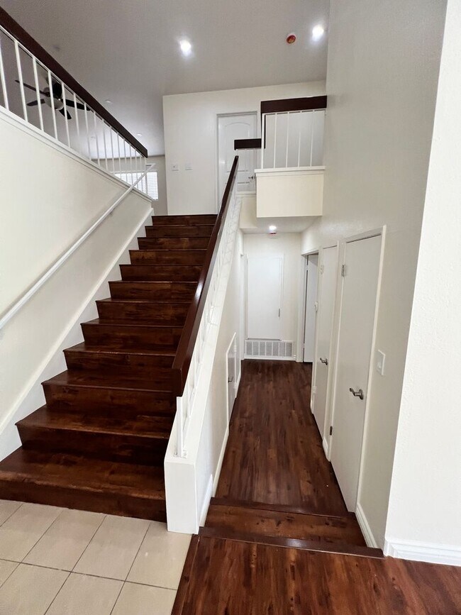 Building Photo - Camarillo - Four bedroom, 2.5 bathroom, plus loft