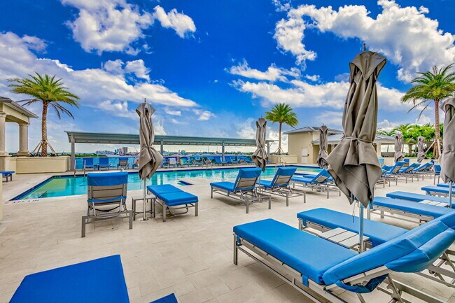 Building Photo - 2650 Lake Shore Dr