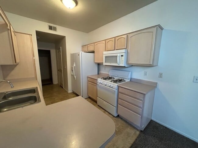 Building Photo - 3 Bed Townhome For Rent in Henderson!