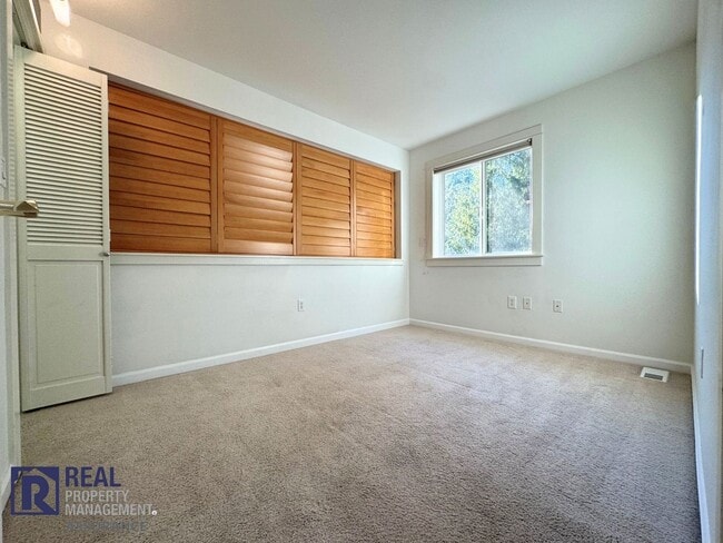 Building Photo - Charming 3BR/2BA End Unit Townhome-Now Available!!