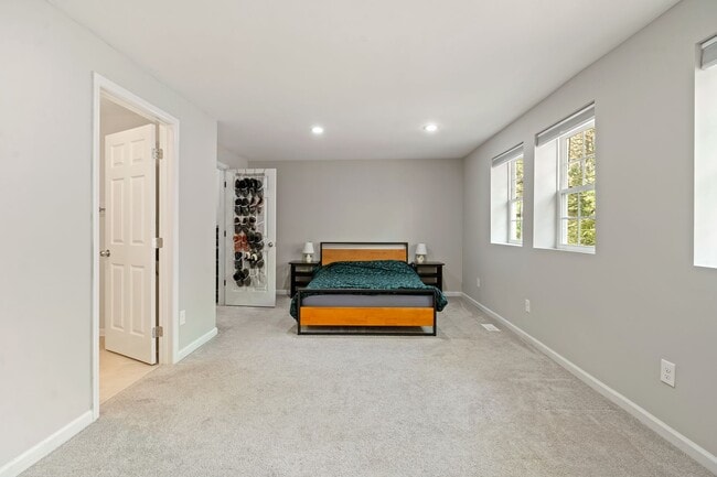 Building Photo - Nature Lovers 3 Bed 2 Bath Chapel Hill Ranch Available early August