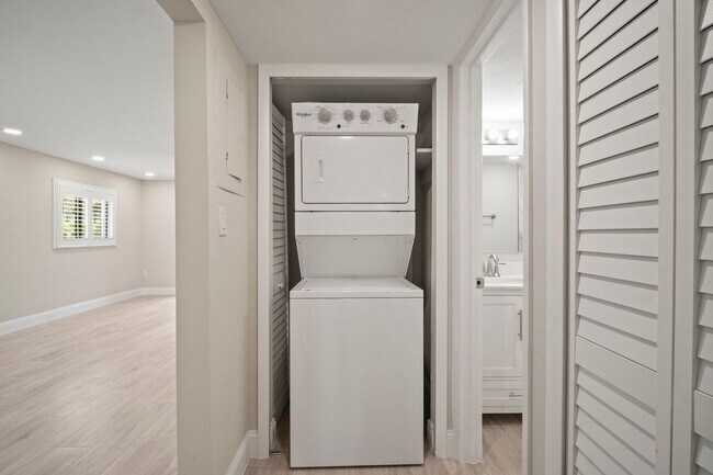 Building Photo - Nicely Renovated 2 bedrooms 2 bathrooms Co...
