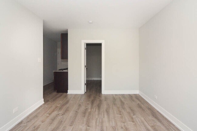 Building Photo - 725 W Brompton Ave
