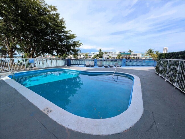 Building Photo - 7133 Bay Dr