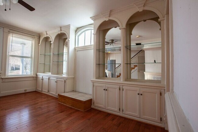 Building Photo - 1405 Charles St