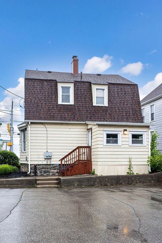 Building Photo - 735 W 26th St