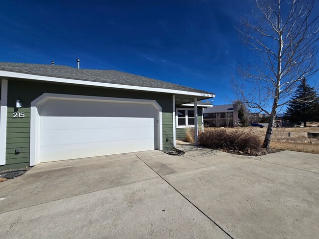 Building Photo - 215 Valley View Dr