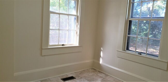 Building Photo - 1211 N Main St