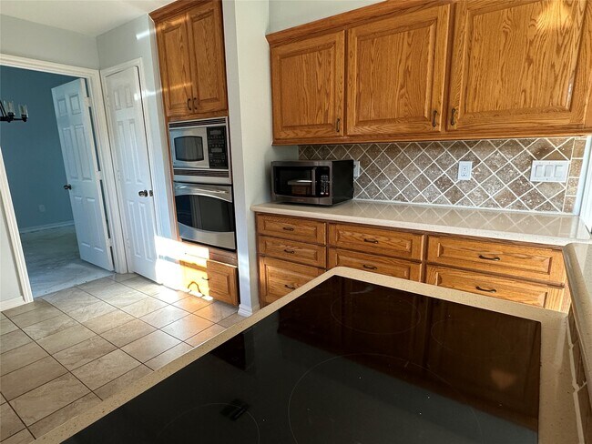 Building Photo - 15711 4 Leaf Dr