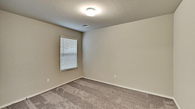 Building Photo - Very nice 3 Bedroom 2 Bath Home in Yukon S...