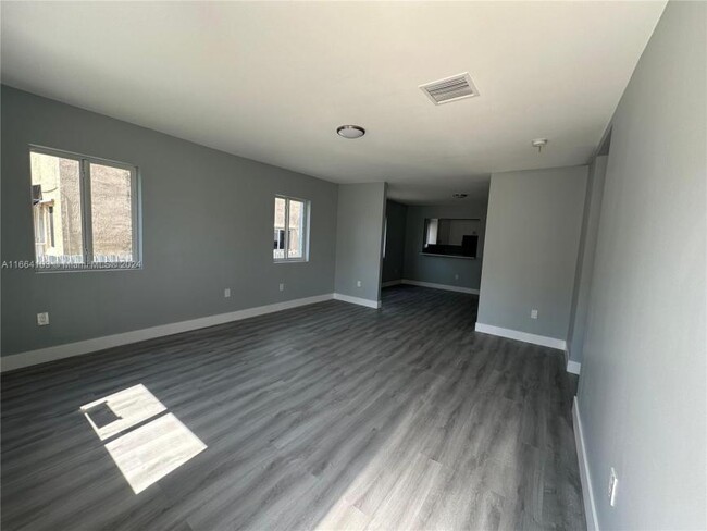 Building Photo - 3 bedroom in Miami FL 33150