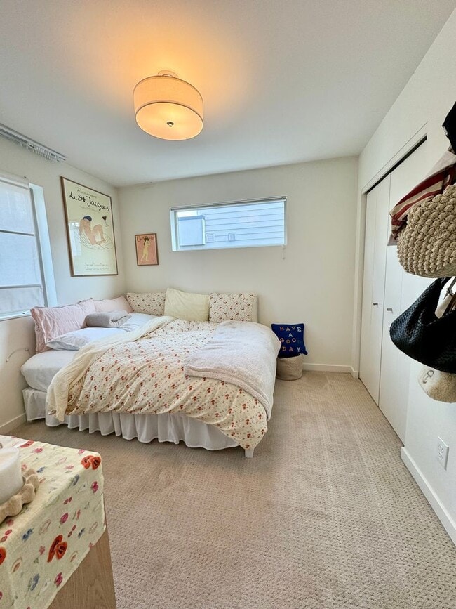 Building Photo - Ballard Townhome