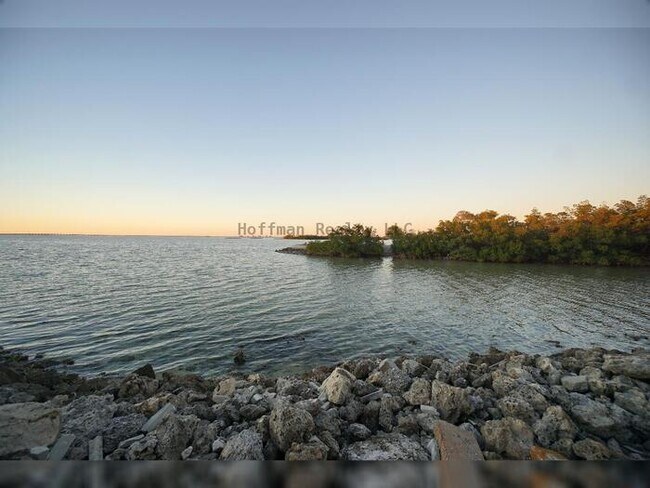 Building Photo - 2-Bed, 2.5-Bath Water-Front Condo in South Tampa