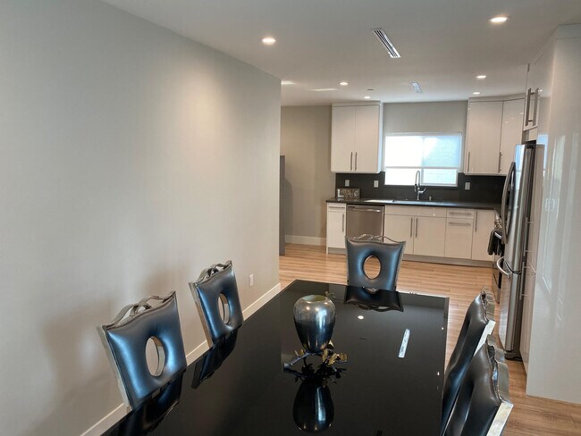 Building Photo - 662 Salem St