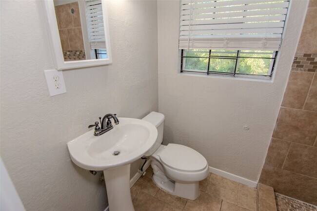 Building Photo - 1203 Sunset Dr