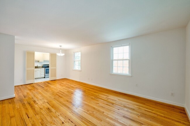 Building Photo - Charming 1BR/1BA Conveniently Located in Silver Spring