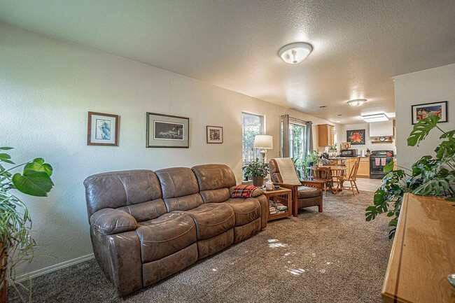 Building Photo - Unfurnished Two bedroom, Two bath Ground Floor Townhouse | Available June