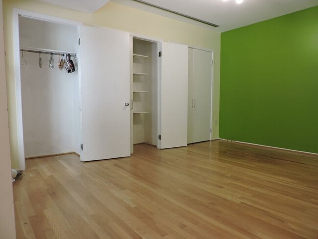 Building Photo - Spacious 2BR 2BA with Fireplace, Roof deck...