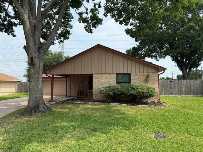 Building Photo - 702 Omega Cir