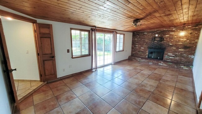 Building Photo - 3 Bed 2 Bath House With Spacious Family Ro...