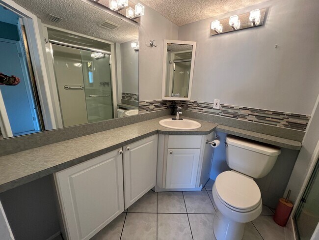 Building Photo - 995 La Guna Dr