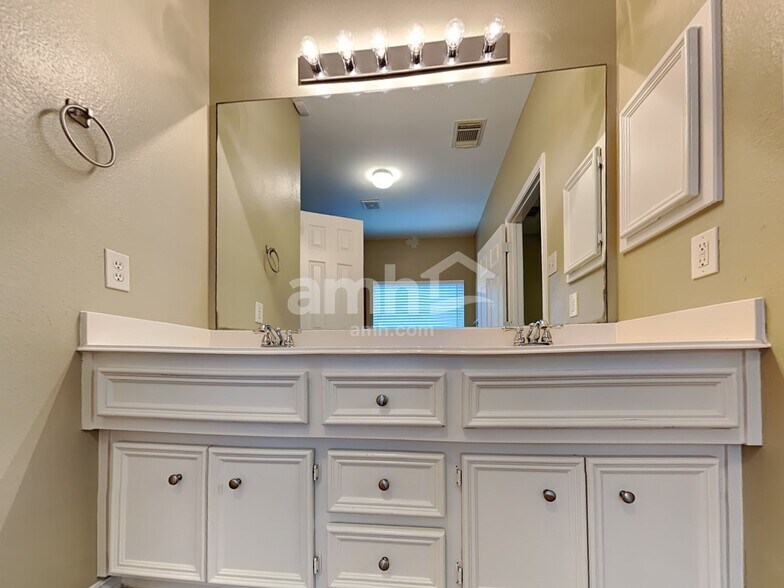 Building Photo - 2718 Lakecrest Way Dr