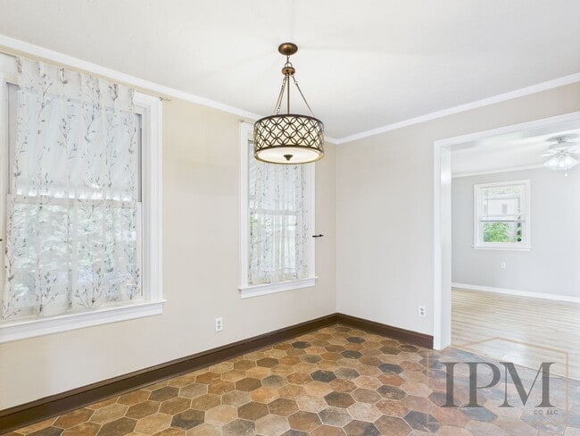 Building Photo - Available Now - Spacious 3-bedroom Home Lo...