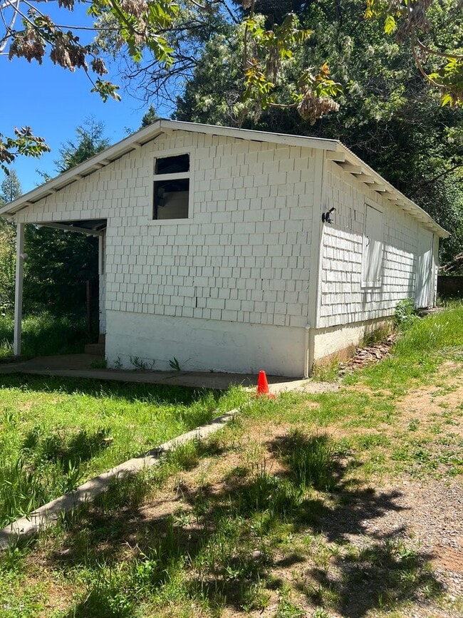 Building Photo - Pine Grove Home